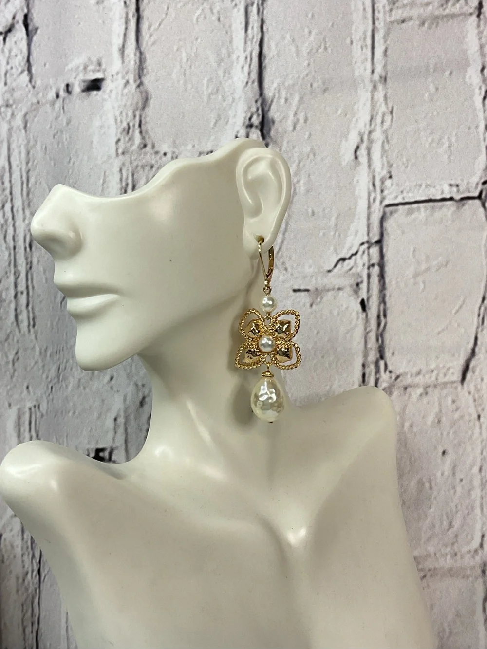 🌟🌟 Anne Klein Pearl Petal Earrings
